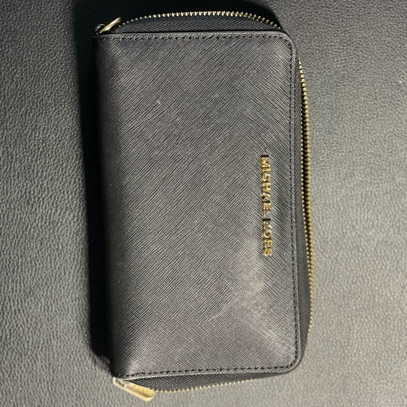 Authentic Michael Kors leather wallet. - Picture 2 of 6